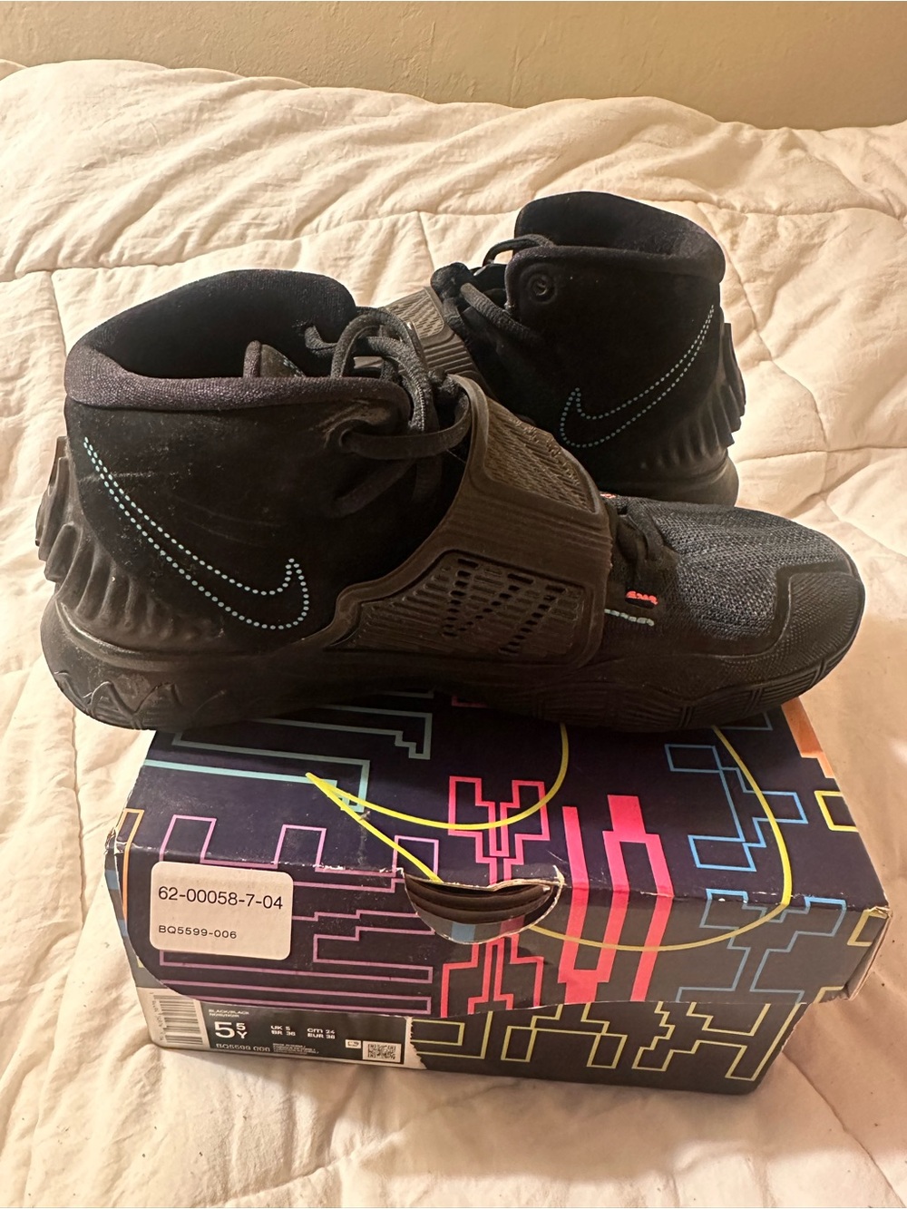 Nike Kyrie Basketball Shoes – Size 5Y – Worn Twice